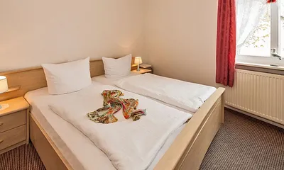 Schlafzimmer mit Doppelbett (Platz für Kinderbett)