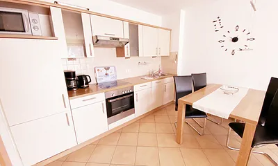 Einbauküche mit Essbereich