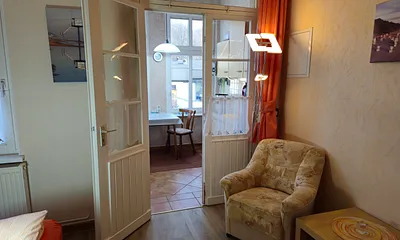 Wohn-Schlafzimmer mit Blick in die Küche
