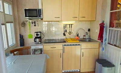 Küche-Kochzeile mit Cerankochfeld,  Kühlschrank, Mikrowelle, Kaffeemaschine, Wasserkocher sowie Toaster 