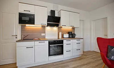 Küche mit Geschirrspüler & Backofen