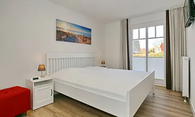 Schlafzimmer mit Zugang zum Balkon