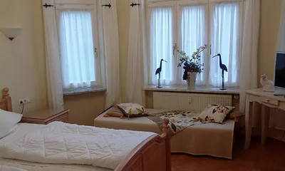 Schlafzimmer mit Doppelbett und Liege