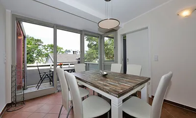 Essbereich mit Zutritt zum Balkon