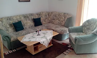 Wohnzimmer mit ausziehbarer Couch