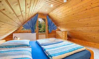 Schlafzimmer 1 hat ein Doppelbett und einen Austritt zum Balkon. Kinderreisebettchen und Hochstuhl werden gern bereit gestellt.