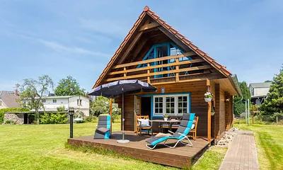 Für Kinder ist eine Schaukel vorhanden, für die Großen ein Grill, ein Parkplatz und Abstellmöglichkeiten für Fahrräder.