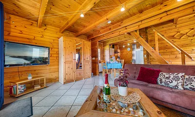 Blick Richtung Eßbereich und Küchenzeile. WLAn steht kostenfrei bereit.