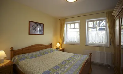 Schlafzimmer mit Doppelbett