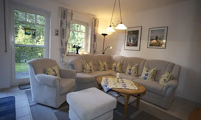 Wohnbereich mit Blick auf Terrasse