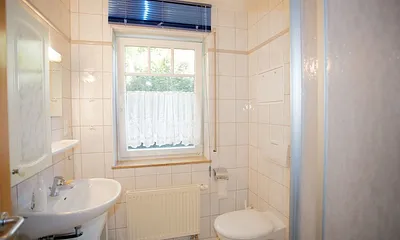 Badezimmer mit Dusche und WC