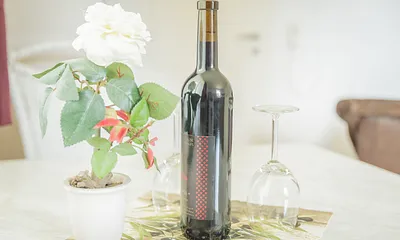 Flasche Rotwein zur Begrüßung