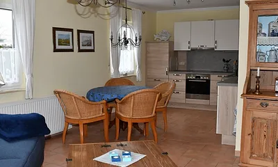 Wohnzimmer mit offener Küche