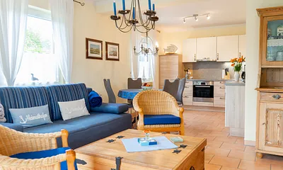 Helles Wohnzimmer mit integrierter Küche