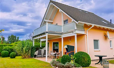 Die Gartenansicht: Terasse im Erdgeschoss (Wohnung "Meer"), Balkon im Dachgeschoss (Wohnung "Sonne")