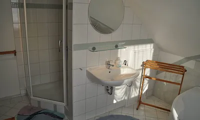 Bad mit Badewanne und Dusche