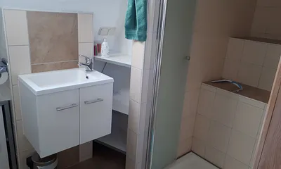 Waschbecken und Dusche