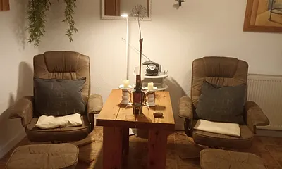 Wohnbereich mit 2 bequemen Sesseln und Essbereich  