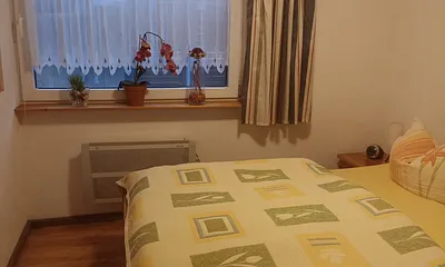 Schlafzimmer mit Doppelbett