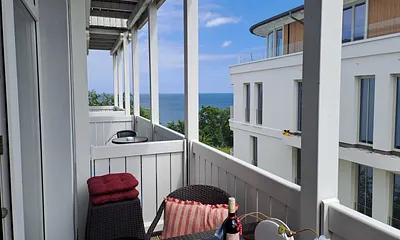 Blick vom Balkon mit seitlichem Meerblick