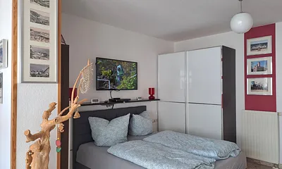 Schlafbereich mit Fernseher Appartement Seeadler 