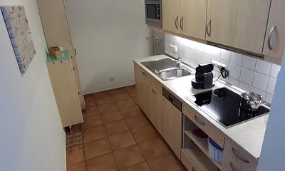 modern und vollständig, inkl. Induktionskochfeld