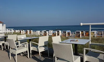 oder Sie gehen zum Bäcker gegenüber mit der schönsten Frühstücksterrasse der Welt