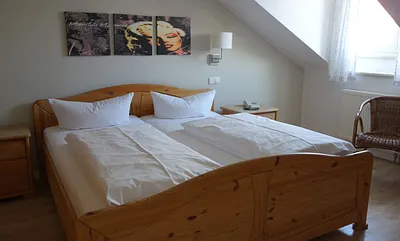 das seperate Schlafzimmer mit großem Kleiderschrank und Kommode