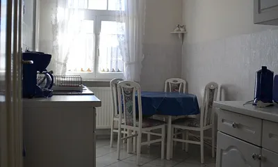 Küche mit diversen Kleingeräten und Essplatz