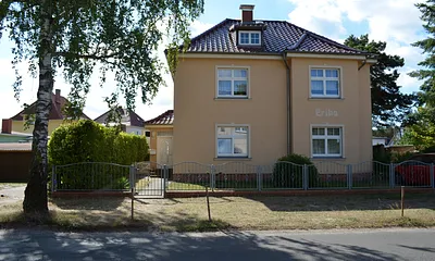 Außenansicht mit PKW-Stellplatz