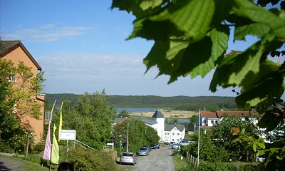 Blick von der Wohnanlage auf den Schmachter See