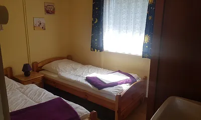 Schlafzimmer mit 2 Einzelbetten