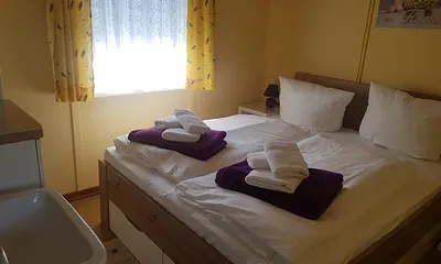 Doppelbett-Schlafzimmer