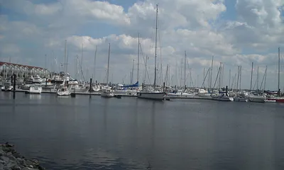 Der Yachthafen der sich in der Nähe befindet, wird immer sehr gerne besucht. Hier kann man lange Spaziergänge genießen direkt am Wasser.