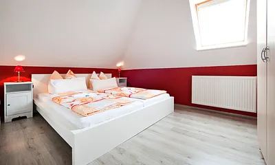 Das Schlafzimmer lädt zum Ruhen und Relaxen ein.