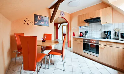 Die integrierte moderne Wohnküche bietet ein umfangreiches Küchenzubehör 