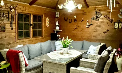 Der Außenbereich verfügt über mehrere Sitzgelegenheiten zum verweilen.