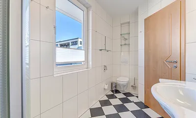 Bad mit großem Fenster