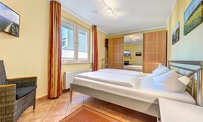 Schlafzimmer mit Schiebetürenschrank