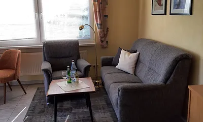 Wohnzimmer mit Essecke und Pantryküche