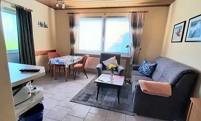 Wohnzimmer mit Essecke und Pantryküche