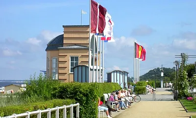 Bansiner Strandpromenade mit Blick auf die Konzertmuschel