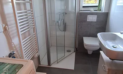 Modernes Duschbad/WC mit Waschmaschine