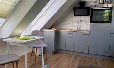 Küchenzeile und Eßtisch