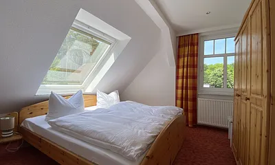 Schlafzimmer mit Doppelbett (1,80mx2,00m)