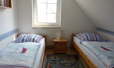 ein Schlafzimmer mit 2 Einzelbetten 