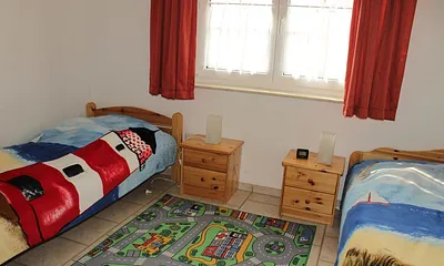 ein Schlafzimmer mit 2 Einzelbetten + 1 Aufbettung