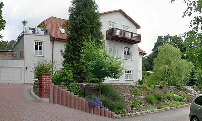 Haus Vorderansicht - Der Balkon oben gehört zur  Ferienwohnung