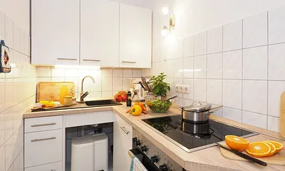 Kleine Küche mit allem was man braucht