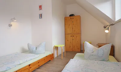 Unser Kinderzimmer - wahlweise mit Holzkinderbett oder mit zwei Einzelbetten